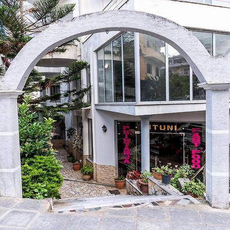 Work-Friendly Central Apartments, Sarande Bagian luar foto