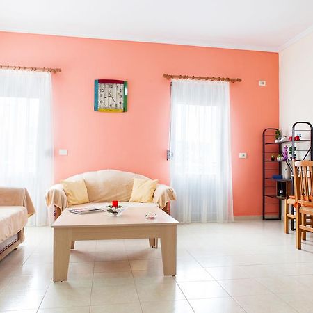 Work-Friendly Central Apartments, Sarande Bagian luar foto