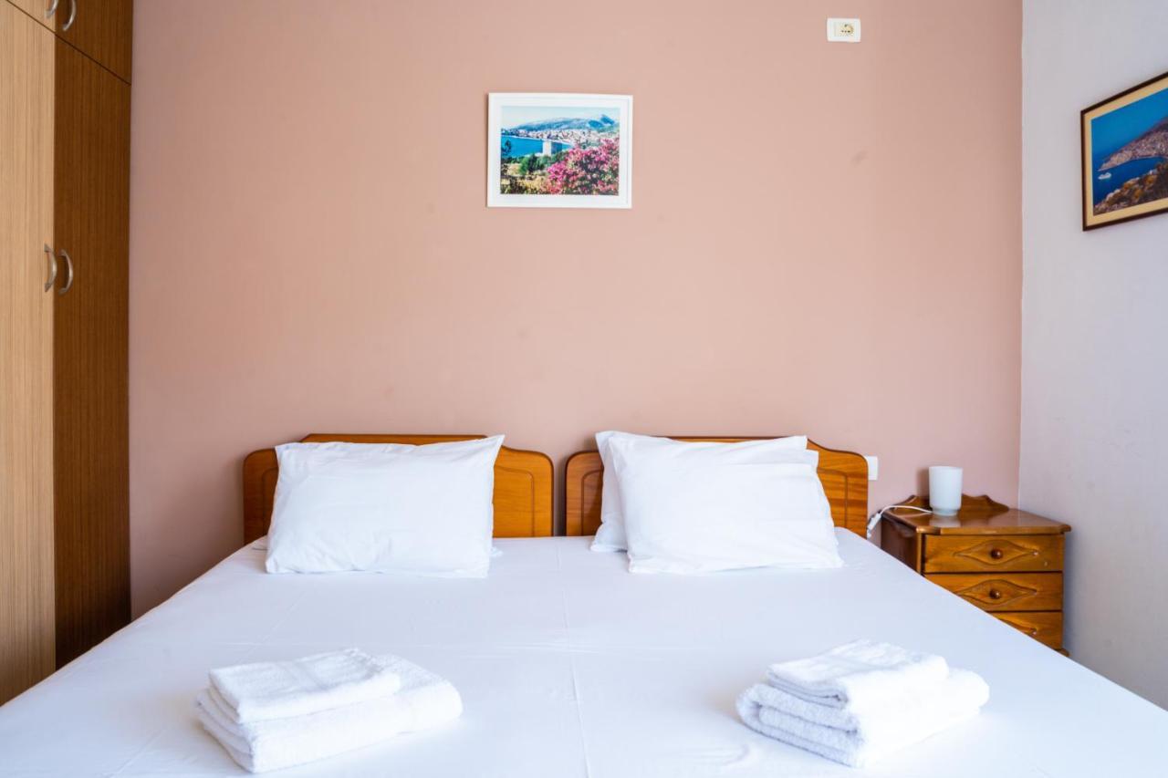 Work-Friendly Central Apartments, Sarande Bagian luar foto
