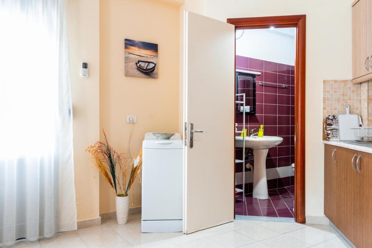 Work-Friendly Central Apartments, Sarande Bagian luar foto