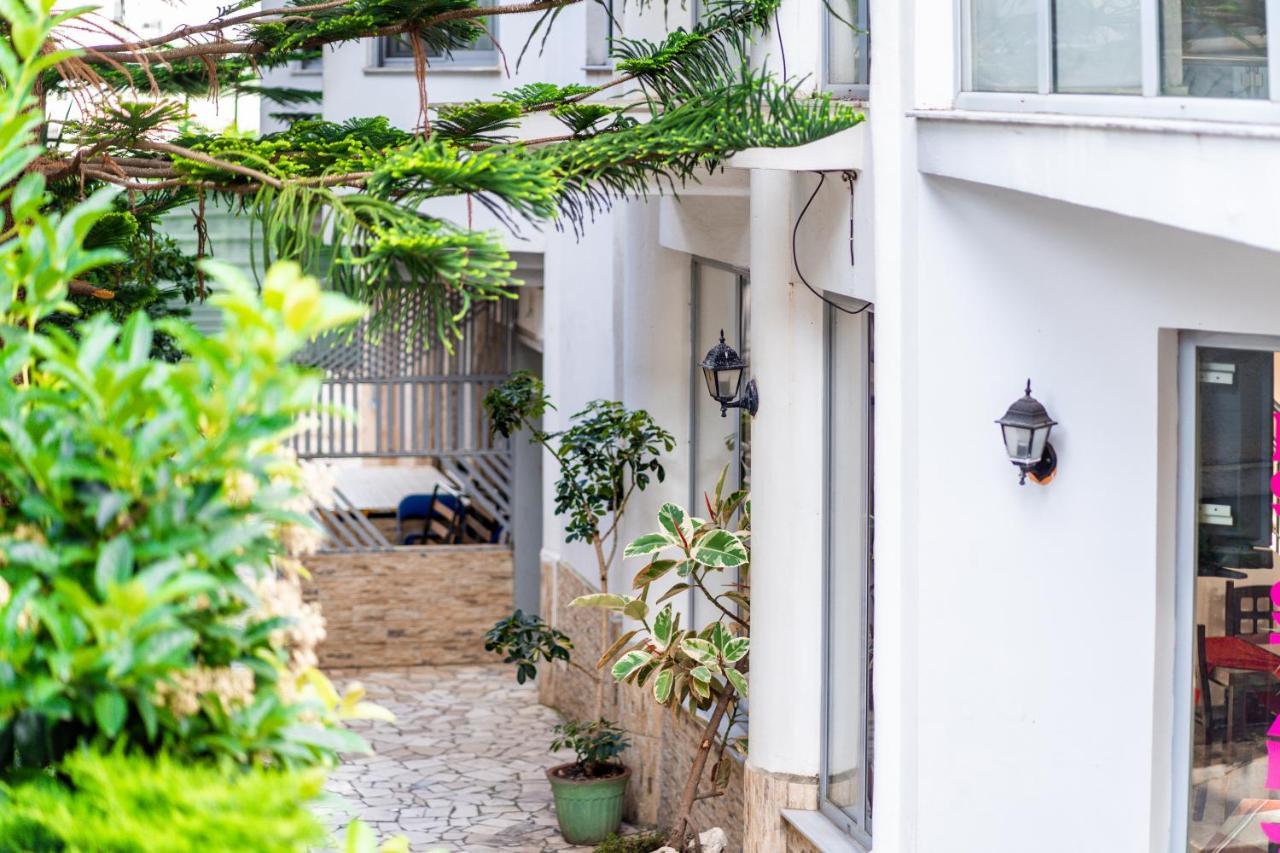 Work-Friendly Central Apartments, Sarande Bagian luar foto