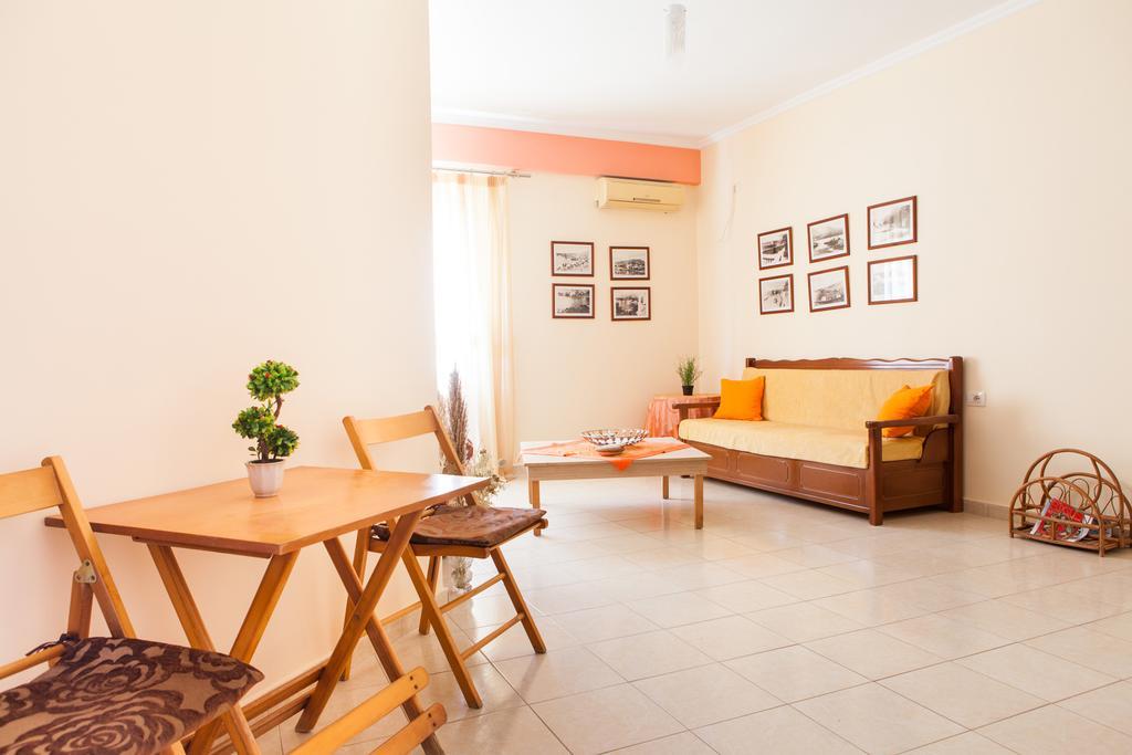 Work-Friendly Central Apartments, Sarande Bagian luar foto